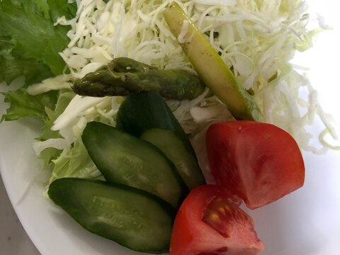 アスパラと千切りキャベツの生野菜サラダ(^^)